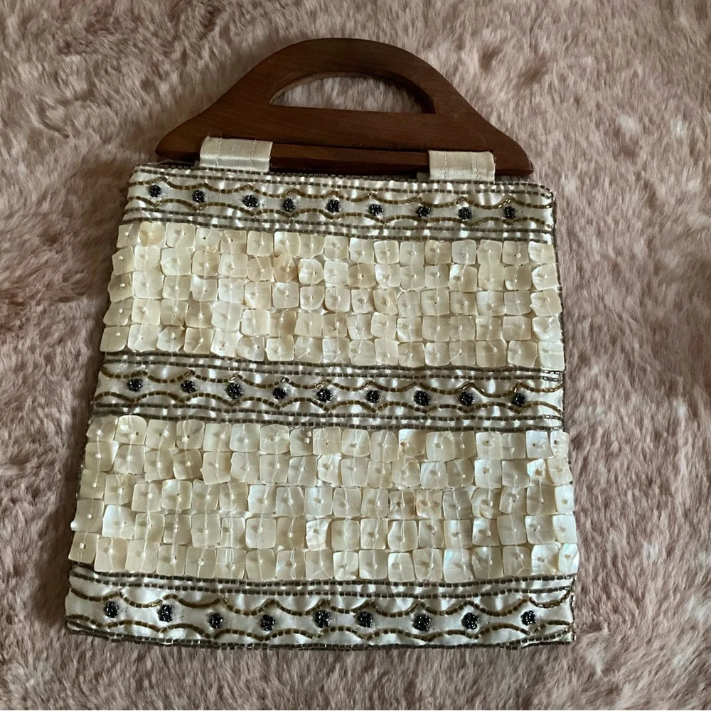 New shell detail purse. - Picture 2 of 4